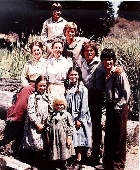 Đại gia đình sau khi thêm 3 cậu con nuôi là Albert Ingalls (Matthew Laborteaux) ngoài cùng bên phải, James và Cassandra Cooper (Jason Bateman đóng) trên cùng.